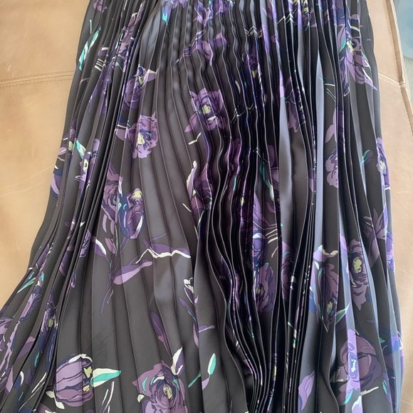 Ralph Lauren pleated floral skirt.  12petite - Picture 3 of 5